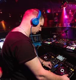 Alex è un DJ